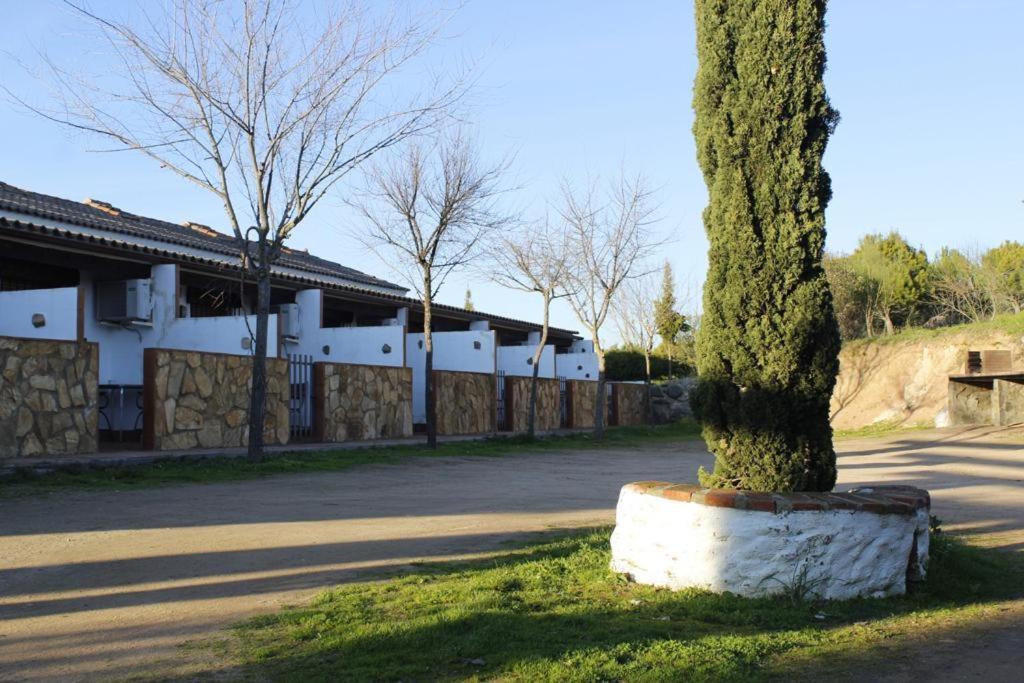 El Pueblo De Leo Hotel Бадахос Екстериор снимка